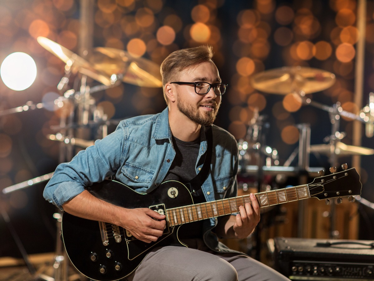 Músico con guitarra en un escenario