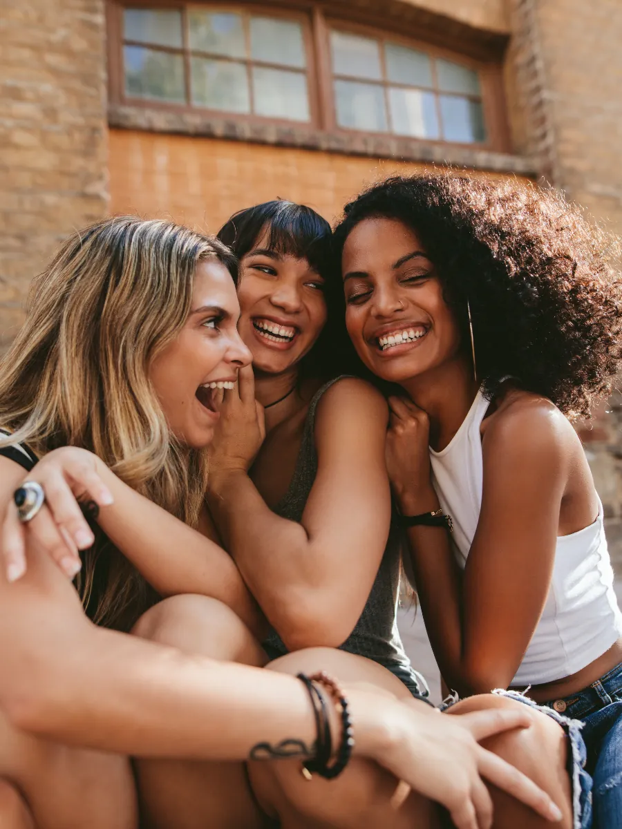 Amigas abrazadas y sonrientes