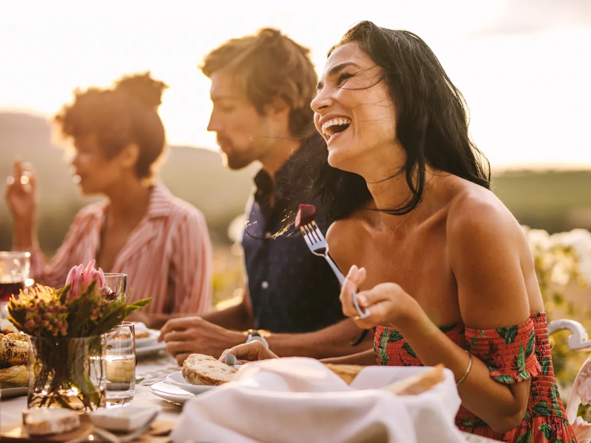 Amigos compartiendo una cena y riendo juntos