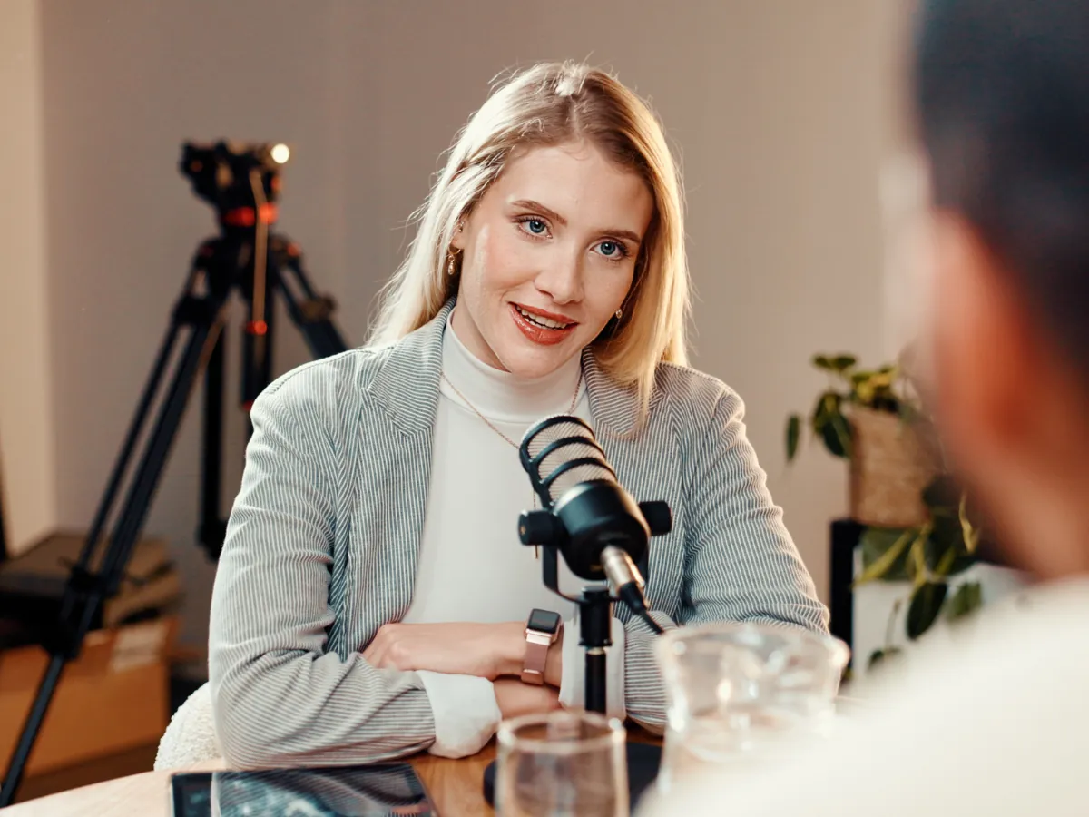 Artista hablando en un podcast