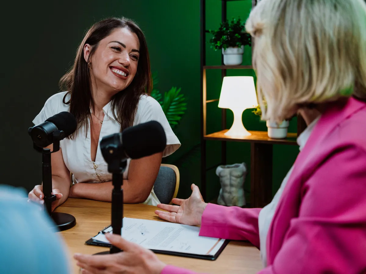 Entrevista en un estudio de podcast