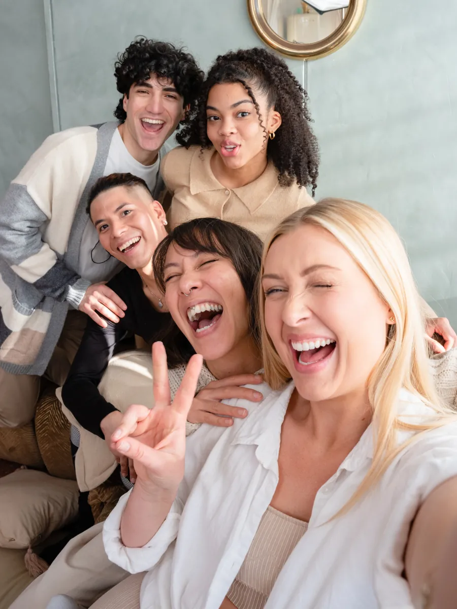 Grupo de amigos haciéndose un selfie