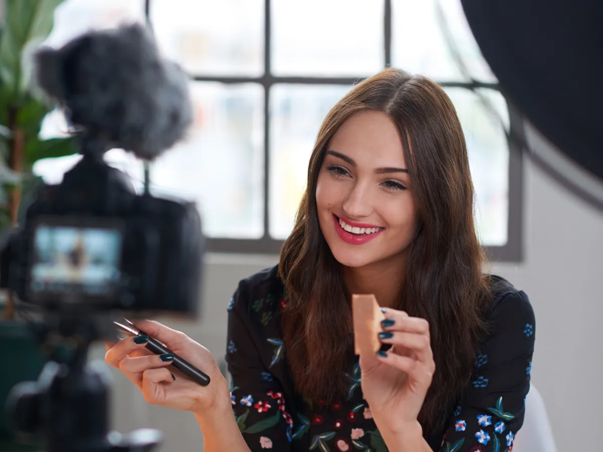 Influencer grabando contenido frente a la cámara