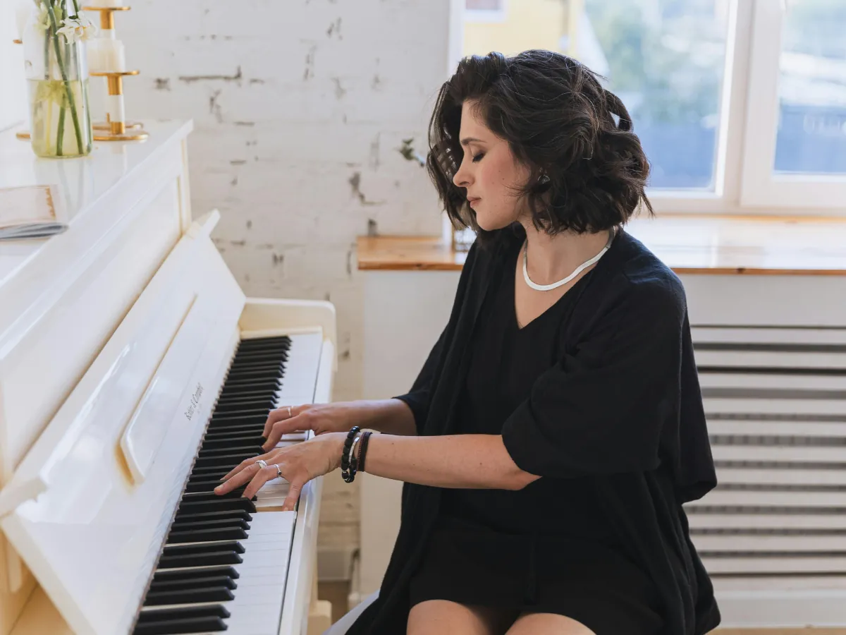Pianista tocando en un escenario